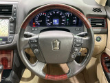 インテリアに合わせたデザインのステアリングは、運転される方のことも考え、運転しやすい形状、大きさです。是非一度、実際に触ってお確かめください。