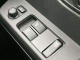 ドアまわりには窓の操作スイッチがまとまり、各ボタンのマークを見ながら位置を確認できます。手の届きやすい場所に配置され、日常の操作にも便利です。