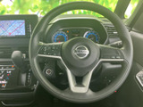 手元にスイッチが配置されており、運転姿勢を保ちながら各種機能へアクセスしやすい構成です。メーターやナビと合わせて必要な情報を確認でき、毎日の運転を便利にサポートする装備です。
