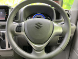 手元にオーディオ操作用のスイッチを備え、運転姿勢を保ちながら機器を扱いやすい仕様です。メーターの視認性も確保されており、日々の運転をサポートする使い勝手のよい装備です。