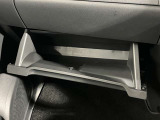 【グローブボックス】容器がせり出してくるバケットタイプ!一目で中身を把握でき、取り出しやすさにも優れます!