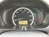 速度表示と各種インジケーターがまとまっており、運転中も必要な情報を確認しやすい配置です。表示が見やすく、走行中の状況把握をサポートしてくれる、日常使いにうれしい装備です。