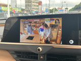 テレビ番組を画面で視聴できる装備です。停車中の休憩時間などに映像を楽しめるため、車内で過ごすひとときにも便利。画面で番組内容を確認でき、操作の状況も分かりやすい仕様です。