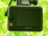 画面付きの小型機器が備わり、前面には表示画面とボタン類が配置されています。走行時に役立つ機器を追加したい方にも注目いただきたい装備で、車内の安全意識を支えます。