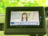 停車中にテレビ映像を視聴できる画面を備えています。休憩時間にニュースなどを楽しめる便利な装備です。テレビの視聴は安全な場所に停車してお楽しみください。