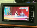 テレビ番組を画面で視聴でき、停車中の待ち時間を過ごす際にも活用できます。映像と音声で番組を楽しめる装備で、利用時は安全のため必ず停車してご視聴ください。