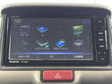 FM・AMをはじめ、SDやUSB、Bluetooth Audioなど複数の音源を選べる画面です。利用したいメディアを確認しながら切り替えられ、毎日の移動に便利です。