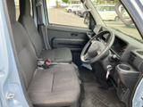 前席は乗り降りしやすい高さで、運転席まわりまで見渡しやすい配置です。座面や背もたれにゆとりがあり、日々の移動にも落ち着いてお乗りいただけます。