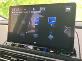 ラジオやテレビ、USBなど複数の音源が画面に並び、目的に合わせて選びやすい構成です。使いたい項目を確認しやすく、日常の移動中も好みに合わせた音楽や放送を楽しめます。