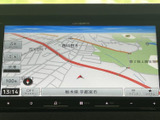 現在地周辺の道路や施設が地図上に表示され、縮尺や案内情報も確認できる画面です。行き先までの道順を把握したいときに役立ち、初めて訪れる場所へのお出かけにも便利です。