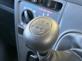 手前にはシフトノブ、奥には空調の操作部が配置されています。運転席まわりで視線を移しやすい位置にまとまり、日常の運転時に使いやすいレイアウトです。