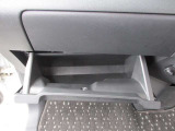 車検証ブックや小物などが収納できるスペースがあります。
