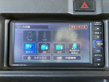 画面からテレビやラジオ、USBなどの音源を選べるメニューを備えています。項目がアイコンで整理されており、聴きたい音源を画面上で確認しながら選べる使いやすい構成です。