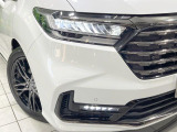 【LEDヘッドライト】悪天候や夜間走行時も良好な視界を確保し安心して運転できる高輝度LEDヘッドライトを装備!点灯速度が早く、消費電力も抑えられています。