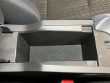 アームレストの中にも収納スペース!運転席周りをすっきり保てます!