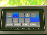 ラジオやテレビ、Bluetooth、USBなどの選択項目が画面に並び、使いたい音源を見つけやすい構成です。AVのオンオフや電話、交通情報の項目も備わっています。