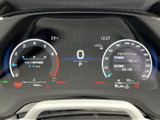 速度や走行に関する情報がまとまって表示され、運転中も必要な内容を確認しやすい配置です。表示が見渡しやすく、日々の運転をサポートする装備です。