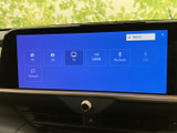 画面にはラジオやテレビ、Bluetoothなどの選択項目が並び、使いたい機能を画面から選べる構成です。各項目が見分けやすく、日常の移動中にも目的の音源へアクセスしやすい装備です。