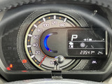 速度計と液晶表示がまとまり、運転に必要な情報をひと目で確認しやすいメーターまわりです。シフト位置や燃料残量、時刻なども表示され、走行中も視認しやすい配置となっています。