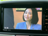 車内のモニターでテレビ番組を視聴でき、停車中の待ち時間も有効に過ごせます。画面には時刻も表示されており、休憩やお迎えの待ち合わせなど、日常のさまざまな場面で役立ちます。