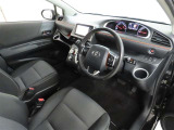 シンプルで使いやすいデザインの運転席です。