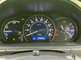 速度や燃料残量などの情報がメーター内にまとまり、運転中も必要な表示を確認しやすい配置です。各種ランプも視認でき、車両の状態を把握する際に役立ちます。