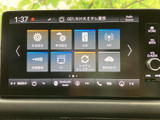 停車中にテレビ番組を視聴でき、休憩時間の過ごし方に楽しみを添えます。設定や交通情報などの項目も同じ画面から確認でき、目的に合わせて選びやすい構成です。