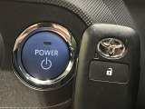 【スマートキー】カバンやポケットに入れたままでもドアの施錠・解錠が可能なスマートキーを装備。エンジンのオン・オフ時もカギを取り出す必要が無いからとっても便利です♪