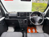 運転廻りの画像です!操作スイッチ類もキレイな状態です。専門スタッフが内外装を清掃・きめ細かい箇所までクリーニングしています。