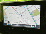 現在地周辺の道路や施設名が画面上で確認でき、目的地までのルート確認にも役立ちます。地図表示を見ながら、慣れない場所へのお出かけもスムーズに計画できます。