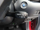 クルーズコントロールが付いています。一度速度を設定すると、アクセルを踏まなくても一定に速度を保ってくれる優れた装備です。高速道路を走行するのに便利です。