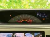速度計やシフト位置、時刻などの情報が運転席前方にまとまり、必要な表示を確認しやすい配置です。目線を大きく動かさずに各種情報を把握しやすく、日々の運転時に役立ちます。