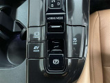 停車時にブレーキを踏むとそのまま保持してくれるブレーキホールド!シフトをPポジションに入れると自動で作動しブレーキを踏みながらDポジションに入れると解除されるオート機能付き。