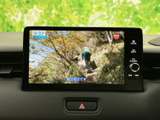 テレビ番組を画面で視聴できる装備です。停車中の待ち時間などに映像を楽しめるため、車内で過ごす時間をより快適に活用したい方にもおすすめの便利な機能です。