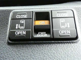 【電動スライドドアボタン】 車内からも開閉可能なスライドドアスイッチが付いています☆ (^_-)-☆ お荷物を抱えてドアが開けられないなんて事もありますよね!そんなお連れ様にも喜ばれる♪親切な機能です