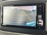 後方の様子を画面で確認でき、目安となるガイド線も表示されます。駐車時に周囲を確かめる手助けとなり、目視での確認とあわせて日常の車庫入れをサポートする装備です。