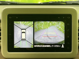 周囲を俯瞰する映像と後方のガイド表示を確認でき、駐車時の周辺確認をサポートします。画面で車両周囲の状況を把握しやすく、日常の駐車にも便利にお使いいただけます。