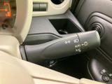 レバー先端に操作表示がまとまり、点灯方法を確認しやすい設計です。運転席から手を伸ばしやすい位置にあり、日常の合図やライト操作をスムーズに行えます。