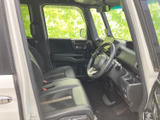 運転席と助手席が並ぶ前席は、前方や左右の窓から光が入り、開放感のある室内です。座面や背もたれの形状も確認しやすく、運転席まわりへ自然に視線が届く配置です。