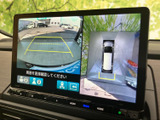 後方と車両周囲の映像を画面で確認でき、駐車時に周囲との距離を把握する助けになります。ガイド表示もあり、狭い場所への駐車や切り返しの際に目視確認をサポートします。