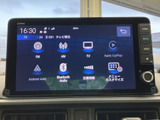 ラジオやテレビ、Apple CarPlay、Android Autoなどの項目が画面上に並び、使いたい機能を選びやすい構成です。日々の移動を快適にサポートする装備としてご活用いただけます。
