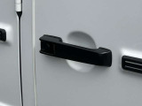 シートヒーターはエアコンより温まるのが早く、寒い日の運転には欠かせない装備です。3段階の温度調節ができ、快適な温度でドライブいただけます。