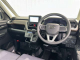 運転席まわりです。 各操作スイッチは使いやすい位置に配置されてます。