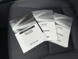メンテナンスノート、取扱説明書ですね。 車の情報が凝縮されています。 車の整備記録が記載されている大事な物ですよ。