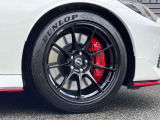 NISMO専用レイズ製19インチアルミ鍛造ホイール・NISSANロゴ入りレッドキャリパー。