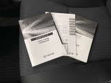 メンテナンスノート、取扱説明書です。 その車の整備記録が事細やかに記録されています。 車が生まれてから今までどのような道を歩んできたのか判るとても重要な物ですよ。
