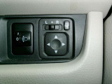 電動格納式ミラーなので、対向車などとのすれ違い時にも便利です。