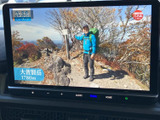 テレビ映像を表示できる装備を備え、停車中の休憩時間などに映像を楽しめます。画面は見やすい位置に設置されており、画面操作も手元から行いやすい配置です。