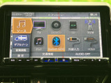 音楽やラジオ、テレビなど複数のソースを画面から選べる構成です。アイコンが並んで表示され、使いたいメニューを見分けやすく、日々の移動を便利にサポートします。