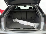 トランクルームの床がフラットな設計になっているため荷物の出し入れがしやすく、積載効率も向上しています。トランク内には、ネットや収納ボックスが配置されているモデルもあり、小物の整理に便利です。